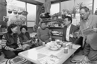 友の会羅臼支部の人たちと亀井武同連合会会長と高橋滋同事務局長の写真