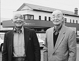元北教組釧路支部長の菊地義夫さんと元同根室支部書記長の山口庄一郎さんの写真
